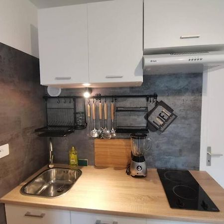 Charmant Appartement Au Calme Saint-Georges-de-Luzençon Esterno foto