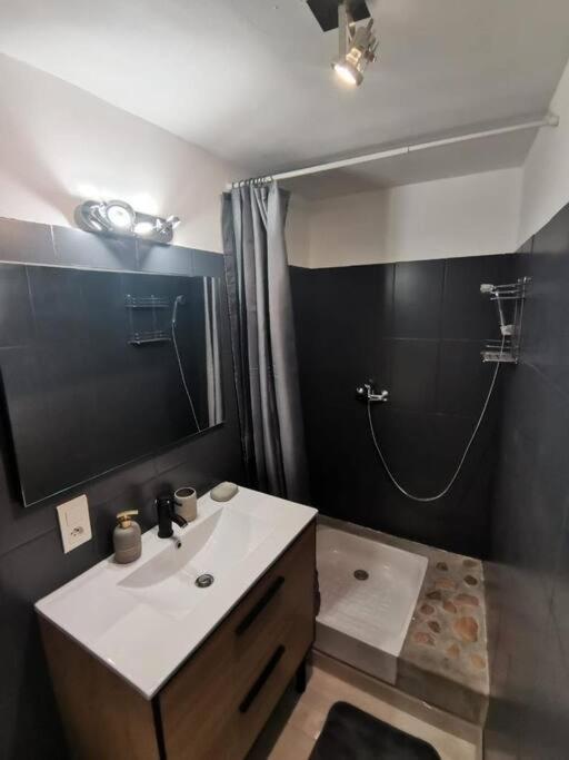 Charmant Appartement Au Calme Saint-Georges-de-Luzençon Esterno foto