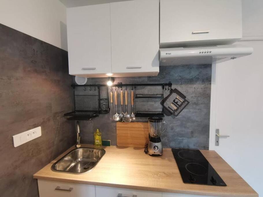 Charmant Appartement Au Calme Saint-Georges-de-Luzençon Esterno foto